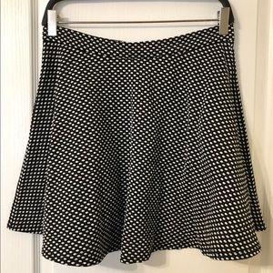 Forever 21 black & white circle skirt 🕶 Size L